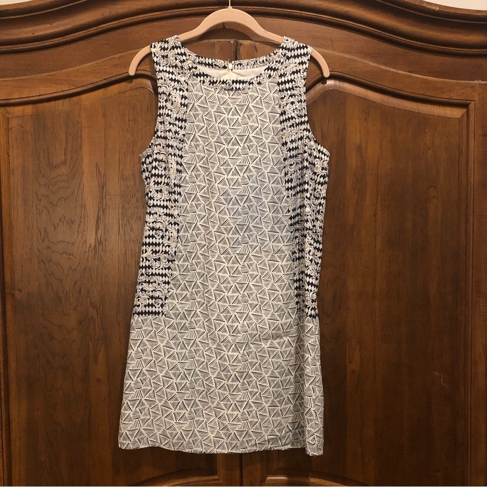 Black and white skies are blue shift dress size 8 (fits like a medium)